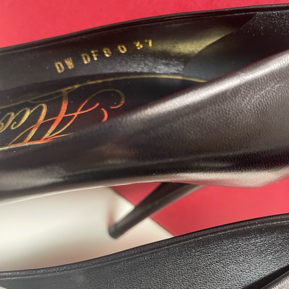 Valentino Garavani
Rockstud Alcove Leather Pumps - Picture 7 of 7